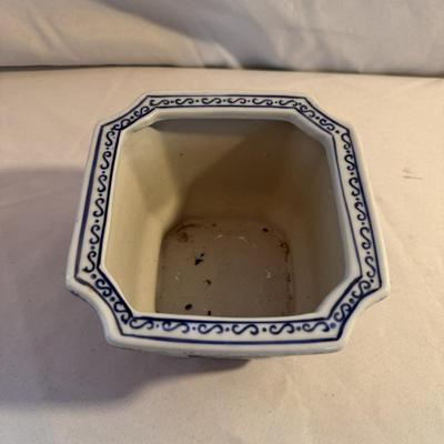 Porcelain Vase, Planters, and More (K-DZ)