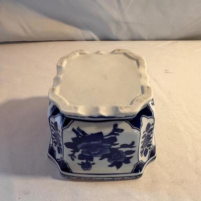 Porcelain Vase, Planters, and More (K-DZ)