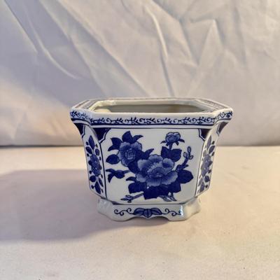 Porcelain Vase, Planters, and More (K-DZ)