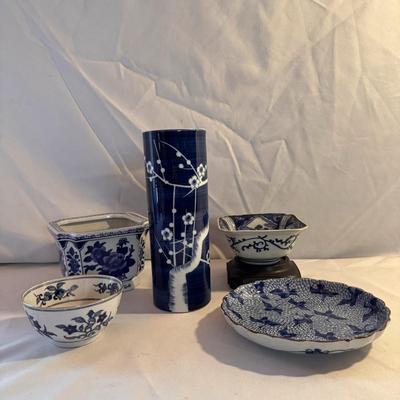 Porcelain Vase, Planters, and More (K-DZ)