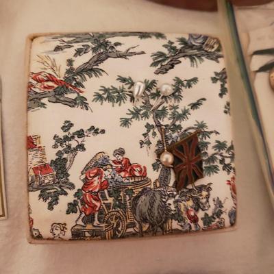 Antique Sewing and Knitting Supplies (GB-KD)