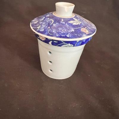 Blue Tea Cups and More Gilt Decor (DR-MK)