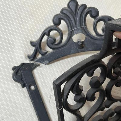 Lot 189 Cast Iron decor
