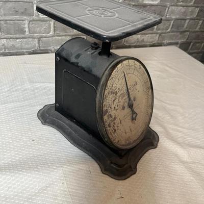 Lot 199 Antique kitchen scale