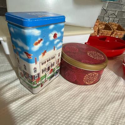 Lot 209 Plastic ware & other kitchen