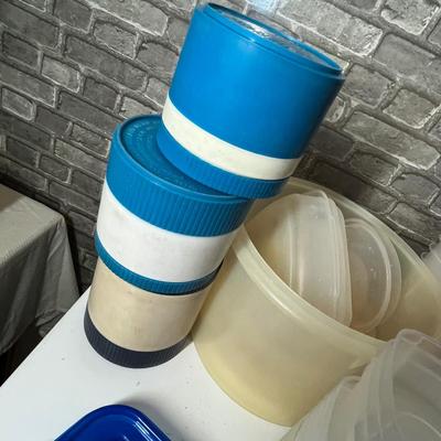 Lot 214 Kitchen plastic ware