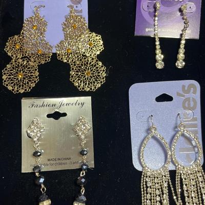 6 pr pierced earrings