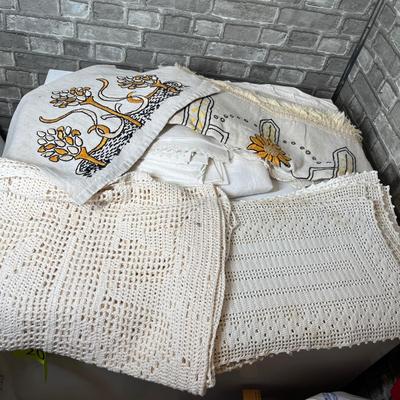 Lot 238 Place mats & Linens
