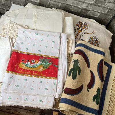 Lot 238 Place mats & Linens