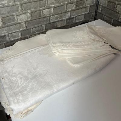 Lot 238 Place mats & Linens