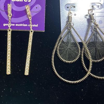 6 pr pierced earrings