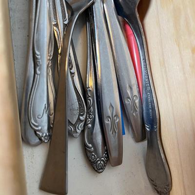 Lot 265 Tray of flatware