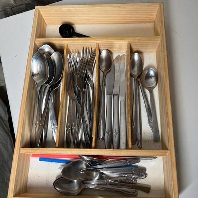 Lot 265 Tray of flatware
