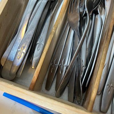 Lot 265 Tray of flatware
