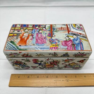 Beautiful Chinese Familial Rose Porcelain Box