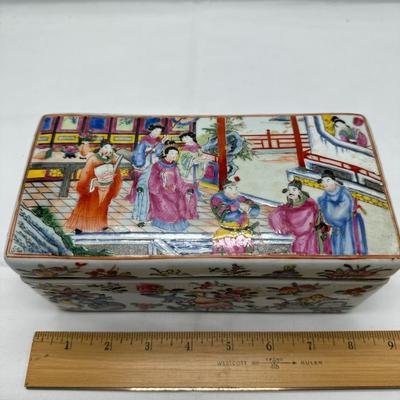 Beautiful Chinese Familial Rose Porcelain Box