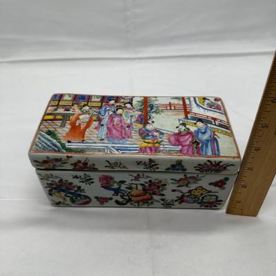 Beautiful Chinese Familial Rose Porcelain Box