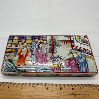 Beautiful Chinese Familial Rose Porcelain Box