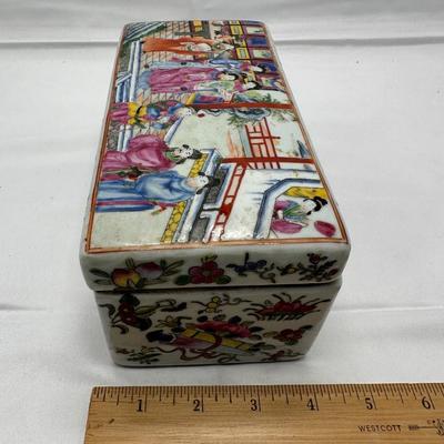 Beautiful Chinese Familial Rose Porcelain Box