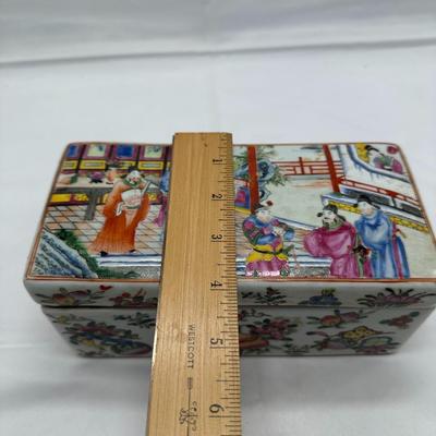 Beautiful Chinese Familial Rose Porcelain Box