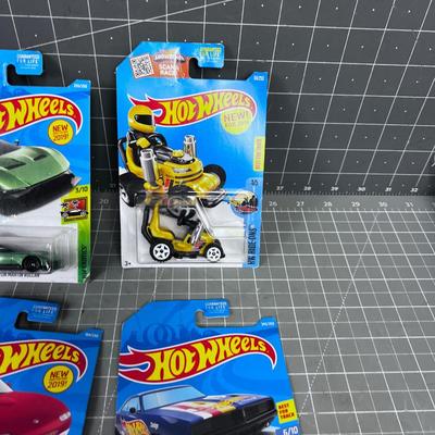 6 Hot Wheels NEW on the Card