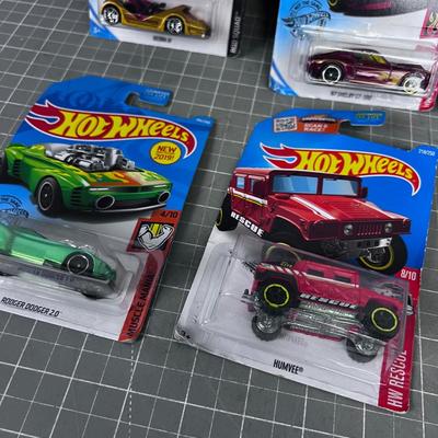 6 Hot Wheels NEW on the Card