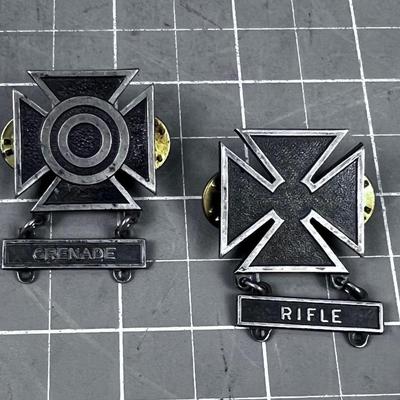 2 US ARMY Marksmen Pins 