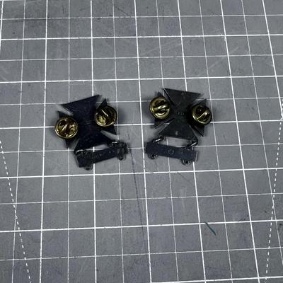 2 US ARMY Marksmen Pins 