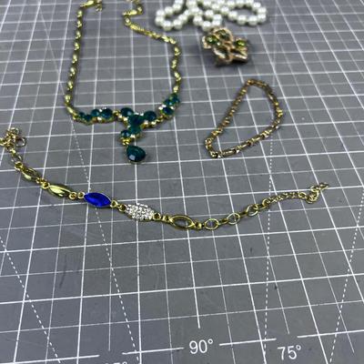 Lot of Costume Jewelry: Chocker, Pin, Bracelet Etc.