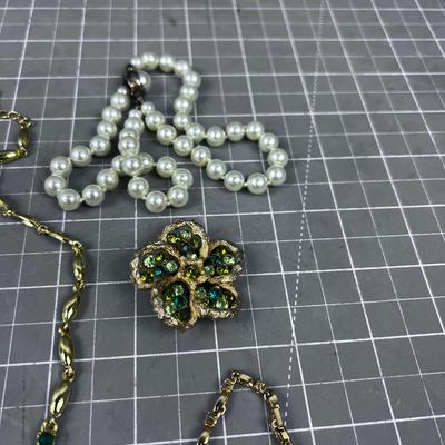 Lot of Costume Jewelry: Chocker, Pin, Bracelet Etc.