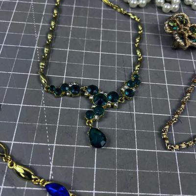 Lot of Costume Jewelry: Chocker, Pin, Bracelet Etc.