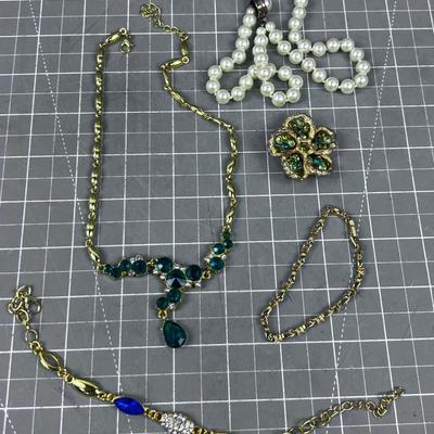 Lot of Costume Jewelry: Chocker, Pin, Bracelet Etc.