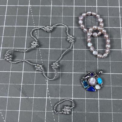 Mixed Lot: Pendant, Ring, Bracelet