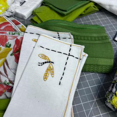 Vintage Towels, Linens, Napkins and Table Clothes 