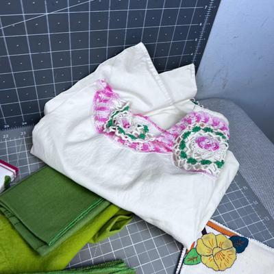 Vintage Towels, Linens, Napkins and Table Clothes 
