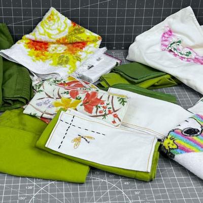 Vintage Towels, Linens, Napkins and Table Clothes 