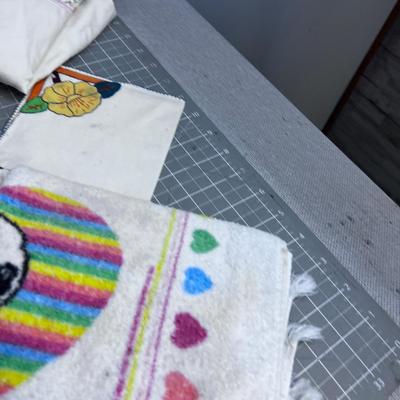 Vintage Towels, Linens, Napkins and Table Clothes 
