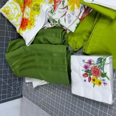 Vintage Towels, Linens, Napkins and Table Clothes 