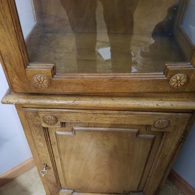 Locking curio cabinet