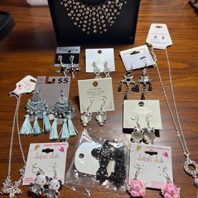 Assorted jewelry