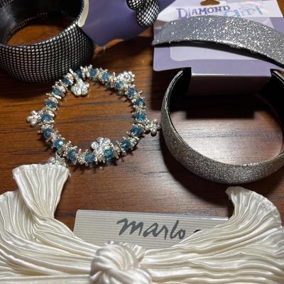 Bracelets & accessories