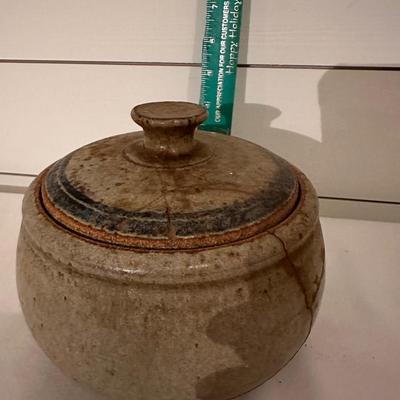 POTTERY VESSEL WITH LID