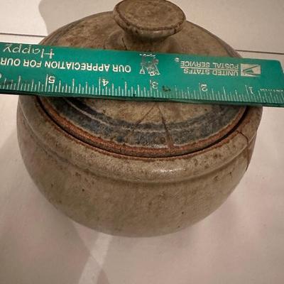 POTTERY VESSEL WITH LID