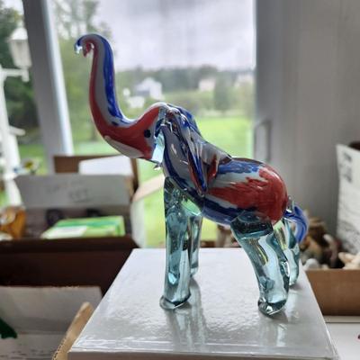 Mixed Lot of Art Glass, paperweights, Parrots, Birds, Frog,