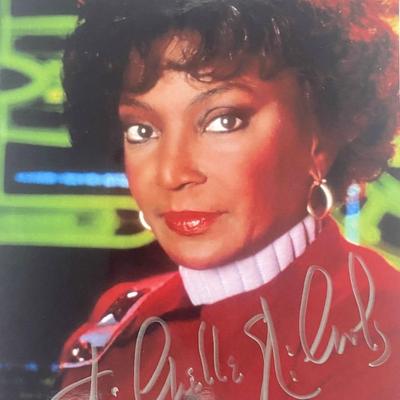 Star Trek Michelle Nichols Signed Photo. Beckett Authenticated