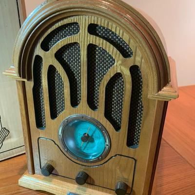 Thomas Old Time Look Fully Functioning Radio