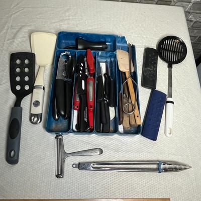Lot 278 Tray of utensils