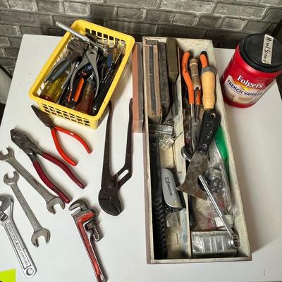 Lot 280 Kitchen tool drawer