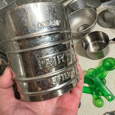 Lot 281 Assorted tin ware