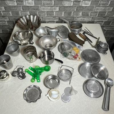 Lot 281 Assorted tin ware